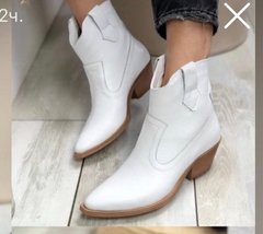 Ботинки ковбойки женские кожаные белого цвета на каблуке демисезонные, 41, 26.5