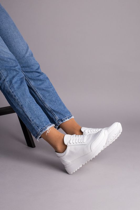 Белые кроссовки женские с джинсами фото